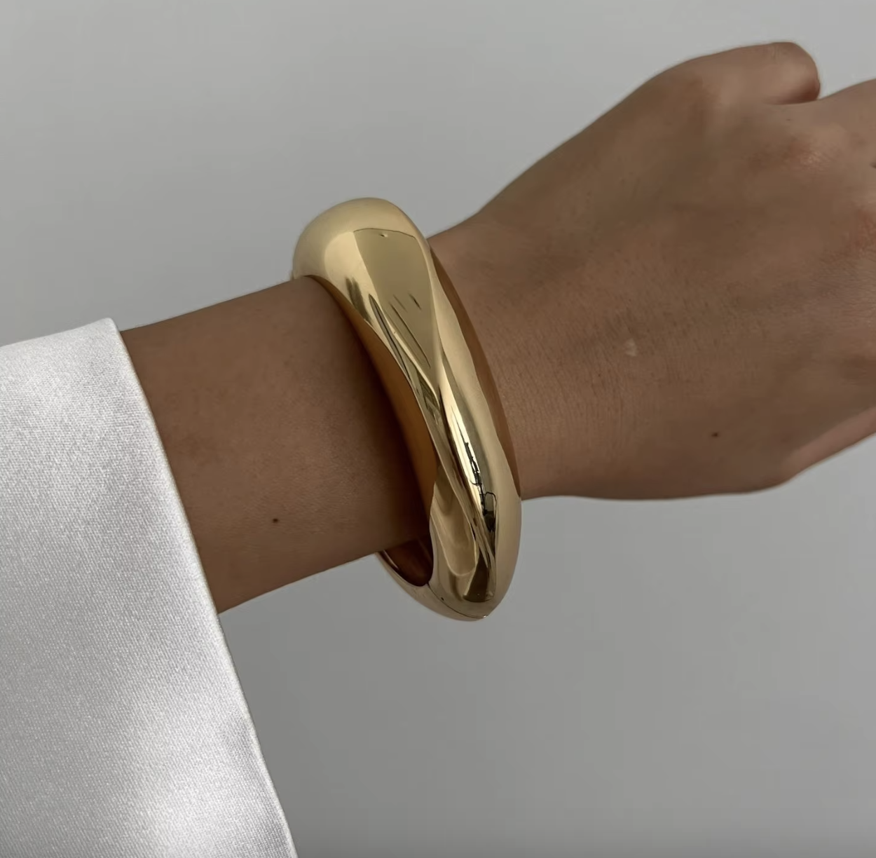 【HYERES LOR】Champagne Moon Chunky Cuff Bangle (Gold) HYERES LOR】Champagne Moon Chunky Cuff Bangle (White) 14k